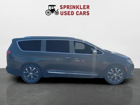 Used 2017 Chrysler Pacifica Limited image 4