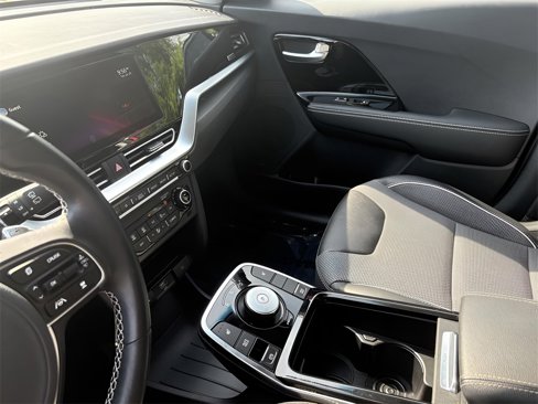 Used 2022 Kia Niro EX image 11