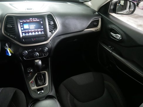 Used 2016 Jeep Cherokee Latitude w/ Cold Weather Group image 11