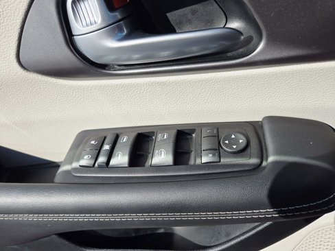 Used 2024 Chrysler Pacifica Touring-L image 40