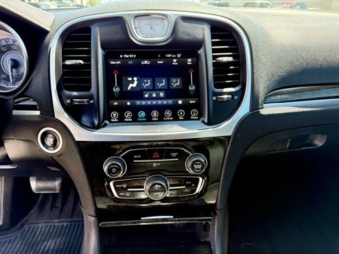 Used 2017 Chrysler 300 C image 37
