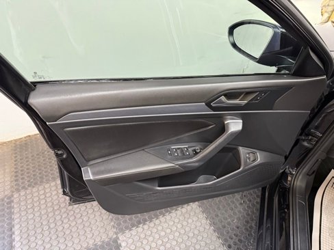 Used 2022 Volkswagen Jetta SE image 16