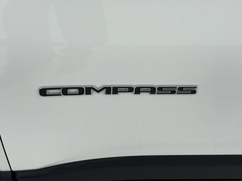 Used 2024 Jeep Compass Latitude image 38