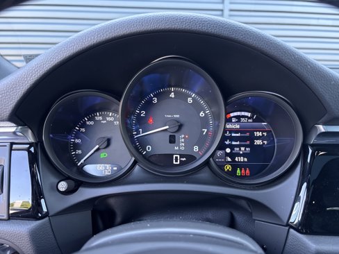 Certified 2025 Porsche Macan image 16