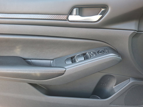 Used 2024 Nissan Altima 2.5 SV image 12
