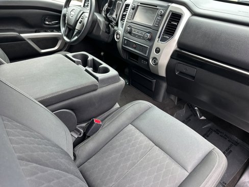 Used 2019 Nissan Titan SV image 14