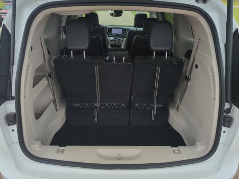 Used 2023 Chrysler Pacifica Limited image 28