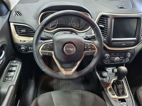 Used 2017 Jeep Cherokee Latitude w/ Cold Weather Group image 18