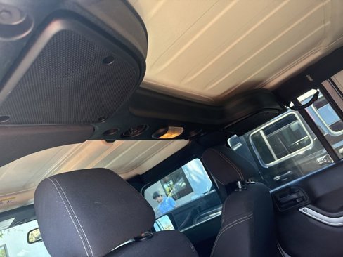 Used 2015 Jeep Wrangler Unlimited Sahara w/ Connectivity Group image 28