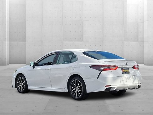 Used 2021 Toyota Camry SE image 2