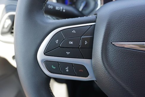 Used 2022 Chrysler Pacifica Touring-L image 39