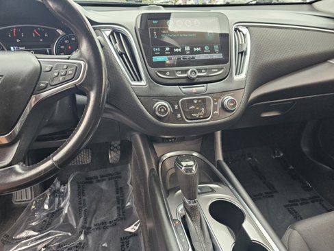 Used 2018 Chevrolet Malibu LT image 17