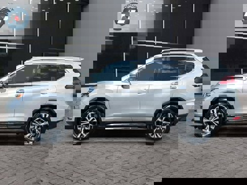 Used 2018 Nissan Rogue SL w/ Premium Package image 2