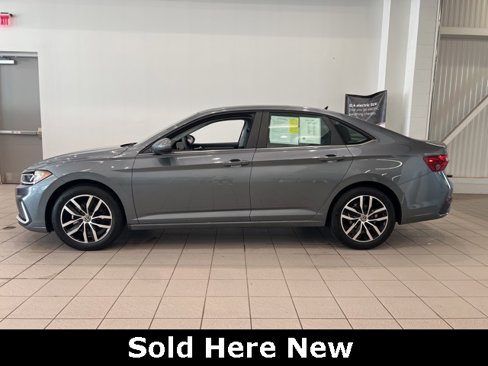 Used 2025 Volkswagen Jetta SE image 4