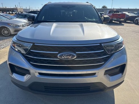 Used 2020 Ford Explorer XLT image 2