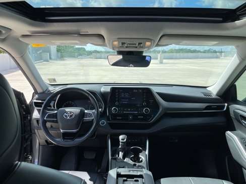 Used 2021 Toyota Highlander XLE image 19