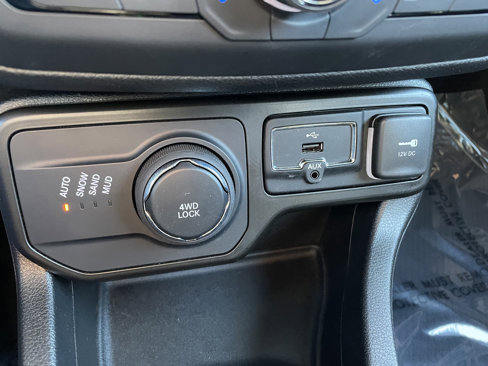 Used 2021 Jeep Renegade Latitude w/ Luxury Group II image 18