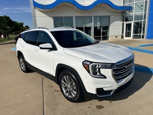Used 2024 GMC Terrain SLT image 1