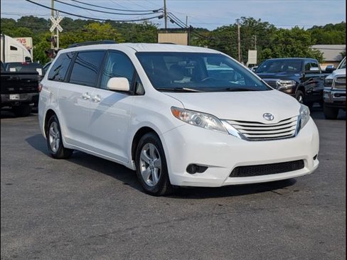 Used 2016 Toyota Sienna LE image 1