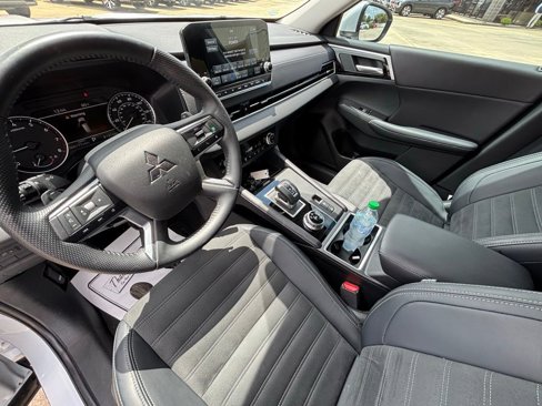 Used 2024 Mitsubishi Outlander SE image 11