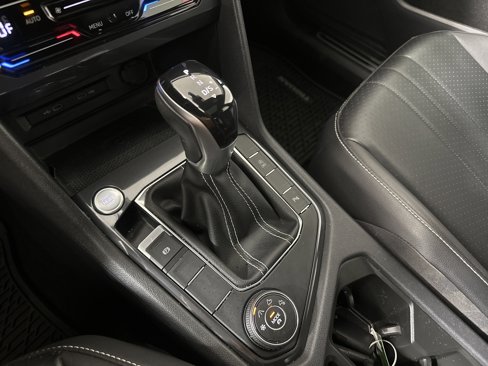Used 2022 Volkswagen Tiguan SE R-Line image 19