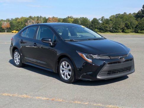Used 2023 Toyota Corolla LE image 2