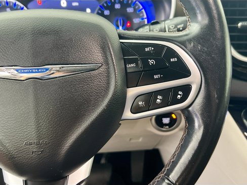 Used 2018 Chrysler Pacifica Touring-L w/ Advanced Safetytec Group image 19