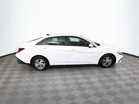 Certified 2025 Hyundai Elantra SE image 4