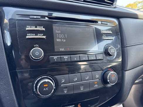 Used 2017 Nissan Rogue S image 18
