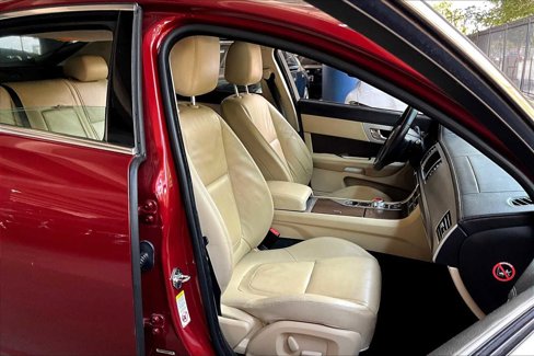 Used 2012 Jaguar XF image 8