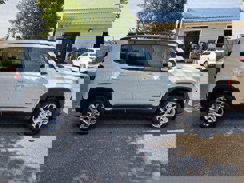 Used 2018 Jeep Renegade Latitude image 2