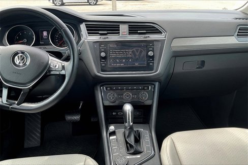 Used 2018 Volkswagen Tiguan SE w/ Panoramic Sunroof Package image 19