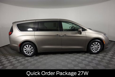 Used 2018 Chrysler Pacifica Touring Plus image 2