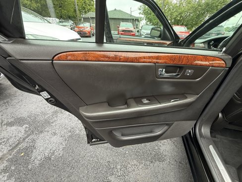 Used 2006 Cadillac DTS w/ Trunk Convenience Package image 17