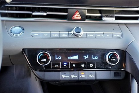 Certified 2024 Hyundai Elantra SEL image 28