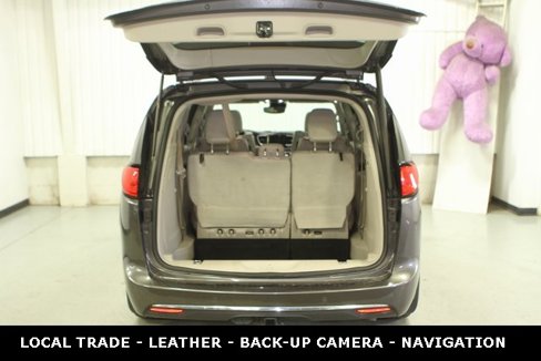 Used 2017 Chrysler Pacifica Limited image 32