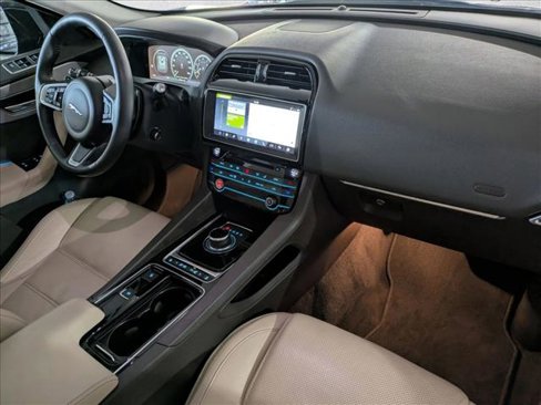 Used 2018 Jaguar F-PACE Prestige image 22