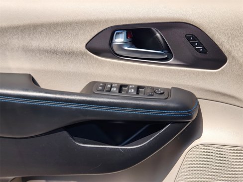 Used 2021 Chrysler Pacifica Touring-L w/ Uconnect Theater Family Group image 21