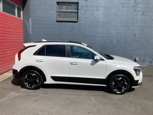 Used 2023 Kia Niro Wave image 2