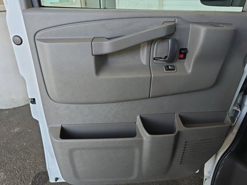 Used 2017 Chevrolet Express 2500 image 19