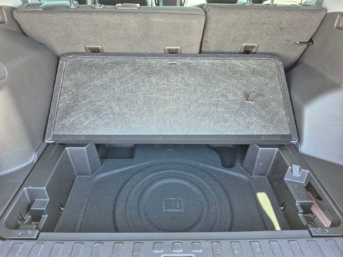 Used 2024 GMC Terrain SLE w/ Driver Convenience Package image 26