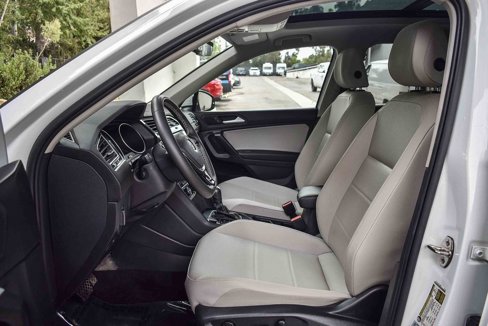 Used 2021 Volkswagen Tiguan SE w/ Panoramic Sunroof Package image 17