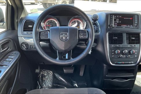 Used 2018 Dodge Grand Caravan SE image 5