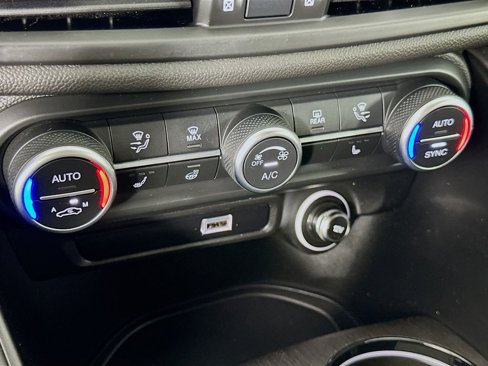 Used 2022 Alfa Romeo Giulia Ti image 16