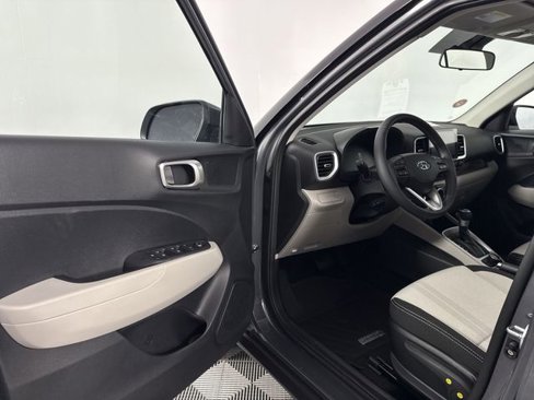 New 2025 Hyundai Venue SEL image 17