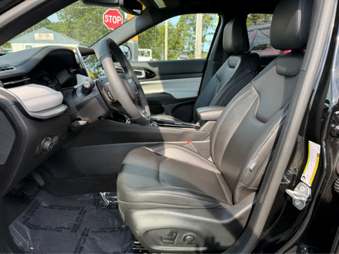 Used 2025 Jeep Compass Limited image 11