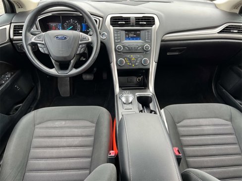 Used 2017 Ford Fusion SE image 3