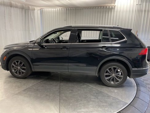 Used 2022 Volkswagen Tiguan SE w/ Panoramic Sunroof Package image 3