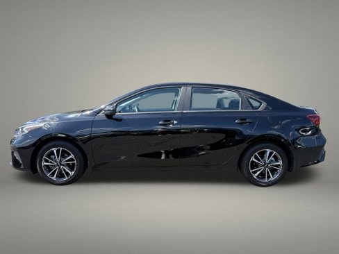Used 2023 Kia Forte LXS image 2