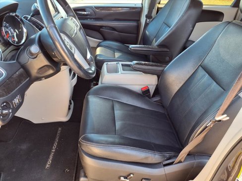 Used 2016 Chrysler Town & Country Touring image 5